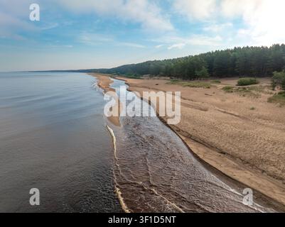 Vue aérienne de l'estuaire sinueux de la rivière Pēterupe débouchant sur la mer Baltique à Saulkrasti, en Lettonie Banque D'Images