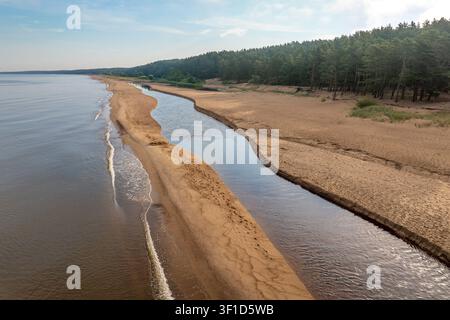 Vue aérienne de l'estuaire sinueux de la Pēterupe et de la côte de la mer Baltique à Saulkrasti, Lettonie Banque D'Images