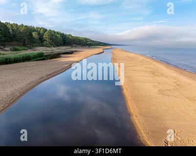 Vue aérienne de l'estuaire de la rivière Peterupe se déversant dans la mer Baltique près de Saulkrasti, en Lettonie, au lever du soleil Banque D'Images