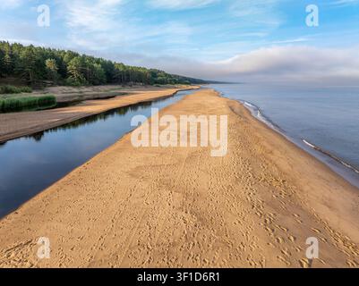 Vue aérienne de l'estuaire de la rivière Peterupe et de la côte de la mer Baltique près de Saulkrasti, Lettonie, lors d'un lever de soleil d'été Banque D'Images