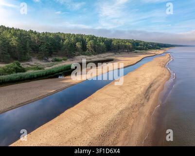 Estuaire de la rivière Peterupe et côte de la mer Baltique près de Saulkrasti, Lettonie, vu depuis un drone au lever du soleil Banque D'Images
