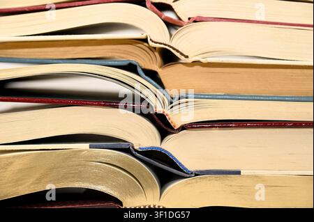 Livres reliés ouverts au centre et empilés soigneusement les uns sur les autres Banque D'Images