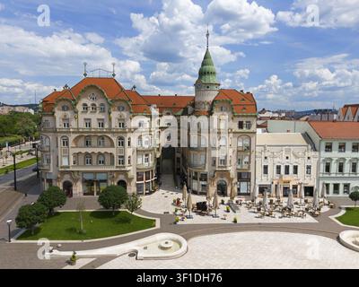 Grand complexe architectural de style baroque avec toits rouges et dôme vert sur une place urbaine, vue aérienne, Palais de l'Aigle Noir, Piata Unirii, Place de l'Unité, Orăș Banque D'Images
