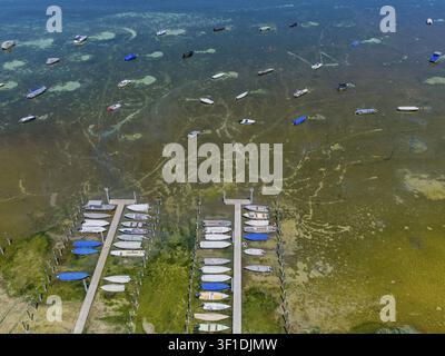 Sécheresse sur le lac de Constance. La marina de Mannenbach-Salenstein dans le canton de Thurgau est presque entièrement sèche. Vue aérienne. Les bateaux sont amarrés sur un b Banque D'Images