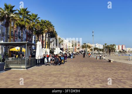 Maisons colorées et palmiers, promenade de plage, cafés et restaurants de rue animés, passants, Villajoyosa, Costa Blanca, Espagne Banque D'Images