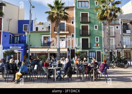 Maisons et palmiers colorés, promenade de plage colorée, cafés et restaurants de rue animés, passants, vieille ville, Villajoyosa, Costa Blanca, Espagne Banque D'Images
