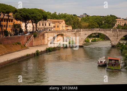 Île Tibère - Isola Tiberina - et le pont Ponte Cestio sur le Tibre relient l'île à Trastevere sur la rive droite au sud. Banque D'Images