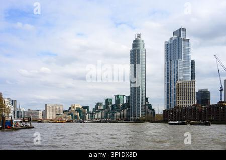 Londres, Royaume-Uni - 1er avril 2026 ; Vue panoramique sur la Tamise à Londres avec des gratte-ciel en hauteur sur la rive sud Banque D'Images