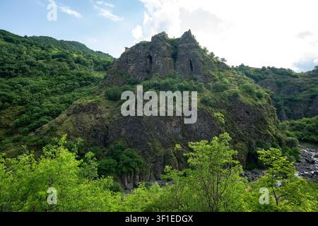 Des falaises de basalte volcanique dramatiques s'élèvent brusquement au-dessus d'une gorge fluviale luxuriante et densément boisée dans la région de Lori, en Arménie Banque D'Images