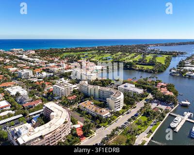 Maisons et appartements de luxe près d'un terrain de golf le long de la côte intracoastale de la ville de Palm Beach dans le comté de Palm Beach, Floride Banque D'Images