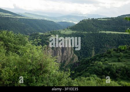 Des falaises de basalte volcanique dramatiques s'élèvent brusquement au-dessus d'une gorge fluviale luxuriante et densément boisée dans la région de Lori, en Arménie Banque D'Images