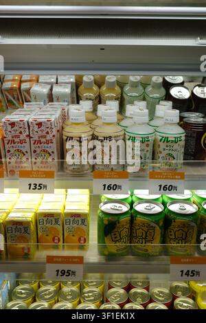 Boissons et sodas exposés sur une étagère d'un marché local à Nichinan, préfecture de Miyazaki, au Japon. Banque D'Images
