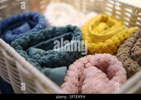 Des serviettes douces sont soigneusement disposées dans un panier en osier Banque D'Images
