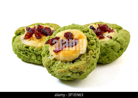 Scone au thé vert matcha avec garniture de canneberge et fromage frais Banque D'Images