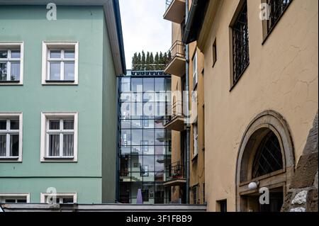 Cracovie, Pologne - 12 avril 2026 : Les visiteurs se promènent dans le quartier de Kazimierz, observant les bâtiments historiques et les détails de conception modernes. Banque D'Images