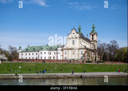 Cracovie, Pologne – 12 avril 2026 : Bâtiment historique au bord de la rivière à Cracovie en Pologne avec des gens profitant de la journée en plein air Banque D'Images