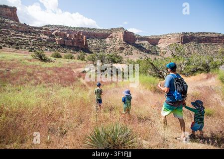 Père et fils en randonnée dans un canyon désert Banque D'Images