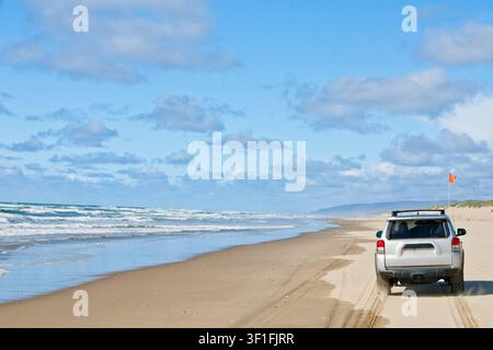 Tout-terrain dans un SUV argenté le long de la côte Banque D'Images