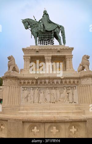 Monument équestre en bronze du roi Saint Étienne I sur un piédestal en pierre orné à la Bastion des Pêcheurs à Budapest. Banque D'Images