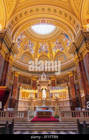 Maître-autel orné avec une statue de Saint-Étienne sous le dôme doré à l'intérieur de la basilique historique Saint-Étienne à Budapest Banque D'Images