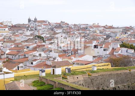 Vue panoramique en hauteur des maisons blanches historiques et des toits en terre cuite dans la ville frontalière de garnison d'Elvas, surplombant la fortification médiévale Banque D'Images