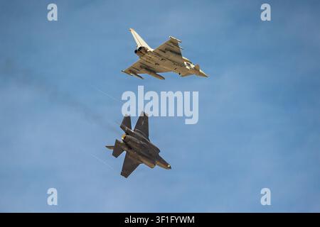 D'en haut, un Eurofighter Typhoon de la Royal Air Force britannique et un F-35A Lightning II de l'U.S. Air Force se préparent à atterrir à la Nellis Air Force Base, au Nevada, en janvier. Banque D'Images