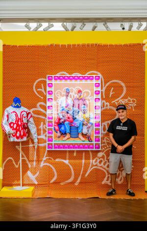 Londres, Royaume-Uni. 13 juillet 2026. L’artiste avec Our Motherland Collective par Hassan Hajjaj, 2023/1445, Avec l’aimable autorisation de l’équipe d’Our Motherland Collective, VigoGallery/London et Hassan Hajjaj Studi – Un avant-goût de My London Rockstars, Ends to Estates : Les Actes d’Hommage de Hassan Hajjaj à une ville et à ses stars. Partie de la prise de contrôle estivale de Sotheby’s London avec deux expositions de vente simultanées chez Sotheby’s London. Elles se déroulent du 13 juillet au 7 août. Crédit : Guy Bell/Alamy Live News Banque D'Images