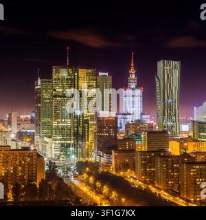 Vue aérienne de la skyline illuminée de Varsovie la nuit, mettant en vedette le Palais de la Culture et des Sciences et les gratte-ciel modernes à Varsovie, Voïvodie de Mazovie Banque D'Images
