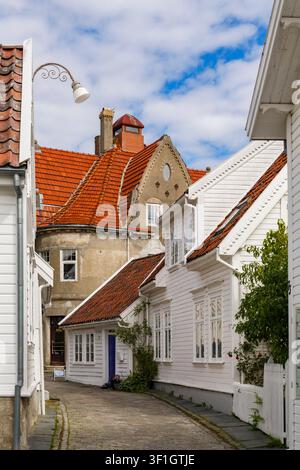 vieilles maisons en bois et rues pavées dans la zone historique de Gamle Stavanger à Stavanger, Norvège, Scandinavie, Europe en juin Banque D'Images