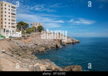 Vue panoramique côtière d'Oropesa del Mar, Castello, mettant en vedette la Tour du Roi historique, des falaises rocheuses et la mer Méditerranée à Castellon, Espagne. UE. Banque D'Images