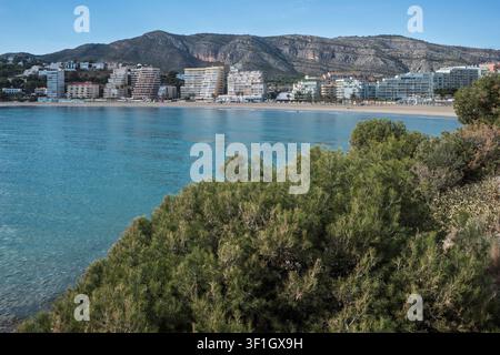 Vue côtière panoramique d'Oropesa del Mar avec des immeubles de grande hauteur, une plage de sable et des montagnes sous un ciel bleu clair à Castellon, Castelló, Espagne. UE. Banque D'Images