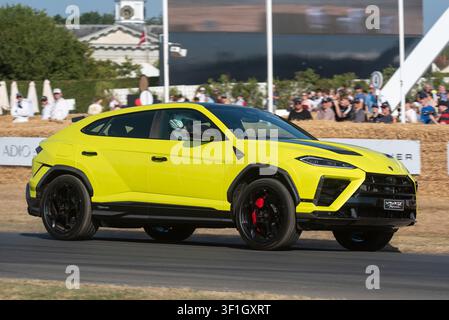 Voiture Lamborghini Urus SE Performante montant la piste de montée au Goodwood Festival of Speed 2026. Variante de performance hybride rechargeable Banque D'Images