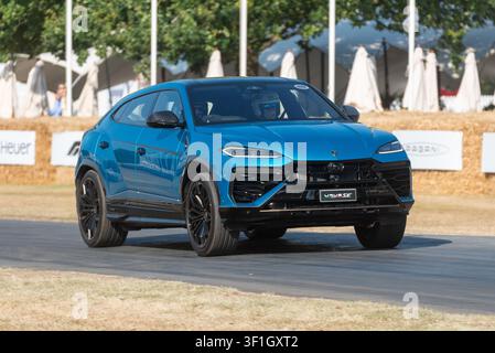Voiture Lamborghini Urus SE montant la piste de montée au Goodwood Festival of Speed 2026. SUV de luxe hybride rechargeable Banque D'Images