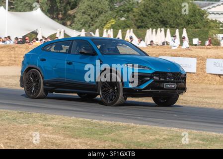 Voiture Lamborghini Urus SE montant la piste de montée au Goodwood Festival of Speed 2026. SUV de luxe hybride rechargeable Banque D'Images