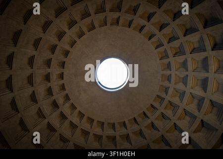 Vue symétrique à faible angle regardant directement vers l'oculus et la coupole à caissons du Panthéon à Rome, Italie Banque D'Images
