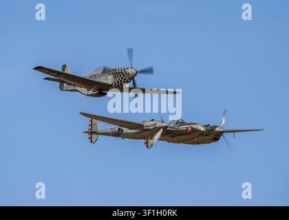 Lockheed P-38 Lightning et North American P-51D Mustang 'Frances Dell' Banque D'Images