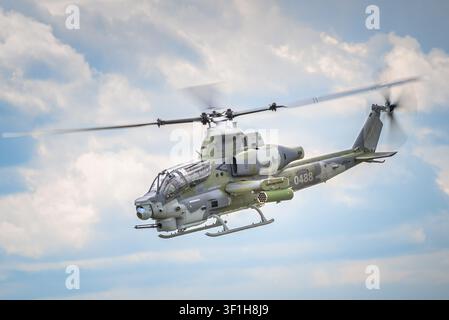 Hélicoptère utilitaire Bell UH-1Y Venom de l'armée de l'air tchèque en vol, avion à rotor multi-rôle à deux moteurs avec rotor à quatre pales en composite et turbos GE T700 Banque D'Images