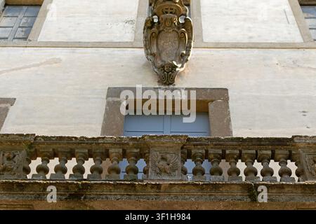 Gros plan d'un détail architectural d'un balcon en pierre avec balustrades et un blason sculpté avec un aigle sur le mur de la Villa Mondragone Banque D'Images