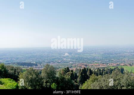 Vue large élevée d'une haie de jardin verte et de l'horizon surplombant le vaste val de Lazio depuis la terrasse historique de la Villa Mondragone à Frascati Banque D'Images