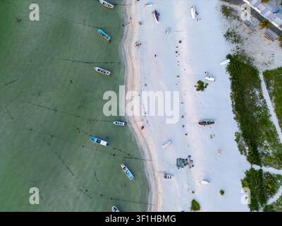Vue aérienne de Playa Puerto Progreso avec de petits bateaux ancrés dans l'eau turquoise le long de la plage de sable blanc et de la végétation côtière au Yucatan, M Banque D'Images