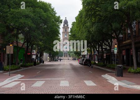Vue le long de Main Street en direction du palais de justice du comté de Tarrant dans le centre-ville de Fort Worth, Texas, États-Unis Banque D'Images