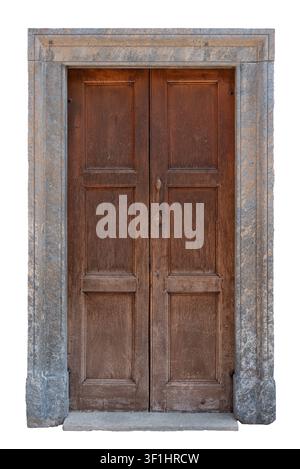 ancienne entrée européenne traditionnelle présentant des doubles portes en bois brun patiné avec des panneaux rectangulaires et une poignée en métal vintage, encadrée par un classi Banque D'Images