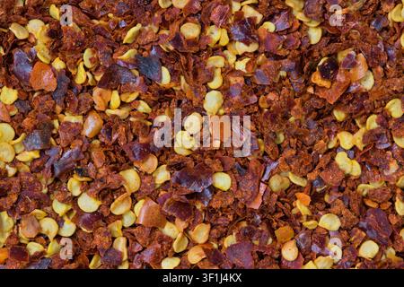 Flocons de poivrons rouges écrasés, herbes et épices de chili déshydratées, fond alimentaire, gros plan, détails macro. Banque D'Images