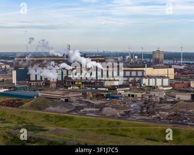 Velsen-Noord, Pays-Bas - 06 juillet 2026 : Vue aérienne de l'usine Tata Steel avec des bâtiments industriels, des cheminées fumantes et la zone de stockage environnante Banque D'Images