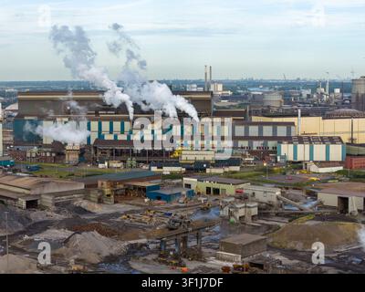 Velsen-Noord, Pays-Bas - 06 juillet 2026 : Vue aérienne de l'usine Tata Steel avec des cheminées industrielles émettant de la fumée, de grands bâtiments d'usine et un entrepôt Banque D'Images