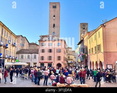 Piazza Risorgimento bondée pendant la Foire aux Truffes Blanches 2024 à Alba Piémont Italie Banque D'Images