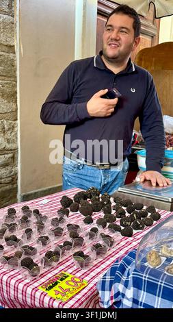 Vendeur vendant des truffes noires moins chères et moins désirables à la foire internationale du Truffe blanc d'Alba au Piémont, Italie Banque D'Images