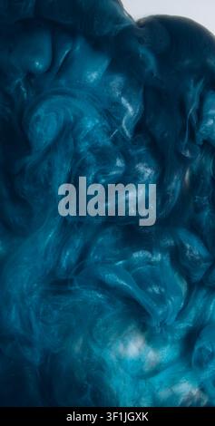 Brouillard sombre. Mélange de nuages. Encre scintillante liquide fumée éclaboussure flux. Flux grunge abstrait pigment bleu explosion cosmique sur fond blanc. Banque D'Images