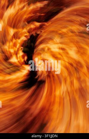 Mouvement flou tourbillonnant abstrait dans des tons ambrés et orange chauds créant un effet de vortex dynamique Banque D'Images