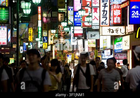 Les gens déambulent dans l'artère principale de shopping et de divertissement du quartier branché de Kichijoji à Musashino City, Tokyo, Japon Banque D'Images